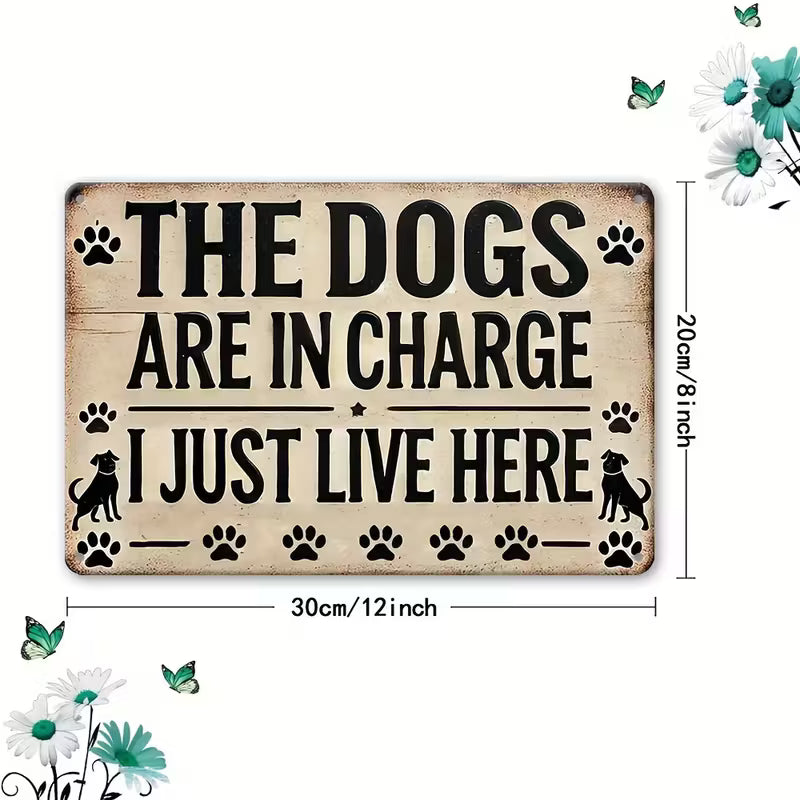 Letrero "dogs are in charge I just live here"