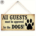 Letrero "All Guest must be approved by the Dogs"